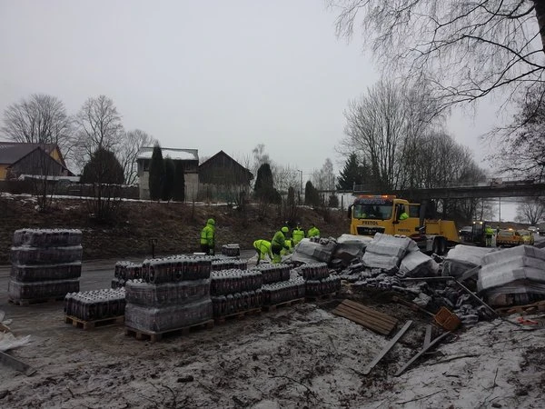Die strasse wurde mit limonade aus flaschen überschüttet